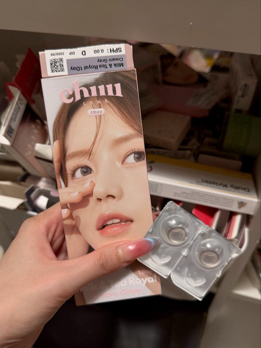 Narururu_v's tweet photo. chuuのミルクティロイヤルクリームGrayまじで目の位置落ちる、中顔面短縮カラコン何だけどわかる人いない？？最近フォロワに会う時これしか付けてないしこれ以外の顔許せなくて今日また追加購入したパッと見柄派手めだけど付けると全くハーフ感無くて黒目の印象少し強めながら顔の余白だけ埋まるの何か https://t.co/TFAH8AdCJd
