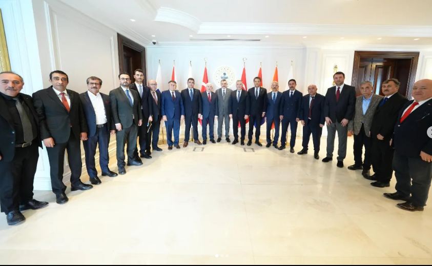 Kirsiad40's tweet photo. İçişleri Bakanlığı'na Hayırlı Olsun Ziyareti!

KIRFED Başkanı Hilmi Gökçınar ve KIRSİAD Başkanı Levent Akçakoca öncülüğündeki Kırşehir heyeti, İçişleri Bakanı Sn. Mustafa Çiftçi’yi makamında ziyaret ederek yeni görevinde başarılar diledi. 🇹🇷 https://t.co/F89oBJIYqe