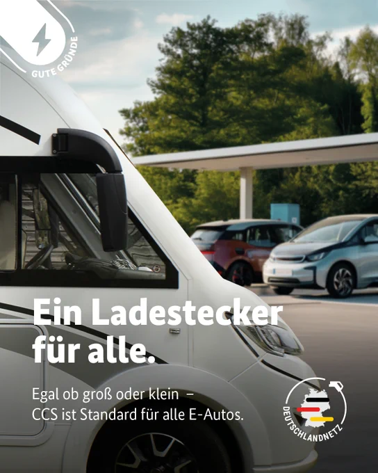 Nahaufnahme eines weißen Campingmobils auf einem Parkplatz; im Hintergrund stehen weitere Autos. Dazu der Text: „Ein Stecker für alle. Egal ob groß oder klein – CCS ist Standard für alle E-Autos.