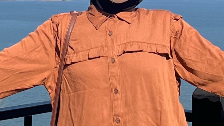 qeeeiinf's tweet photo. details bagian dadanya tuh kaya ruffle gitu cakeuppp keliatan feminin, jadi buka kemeja monoton byasaahhh <3 

bahannya ADEEEMMM!! twill rayon kualitas yang premium deh kayanya enihh.. nyeeuss banget dikulit gak bikin gatel, dia ringan jugaaa, pokonya enakeuuunnnn 🤎 https://t.co/7i1p7wA6Th