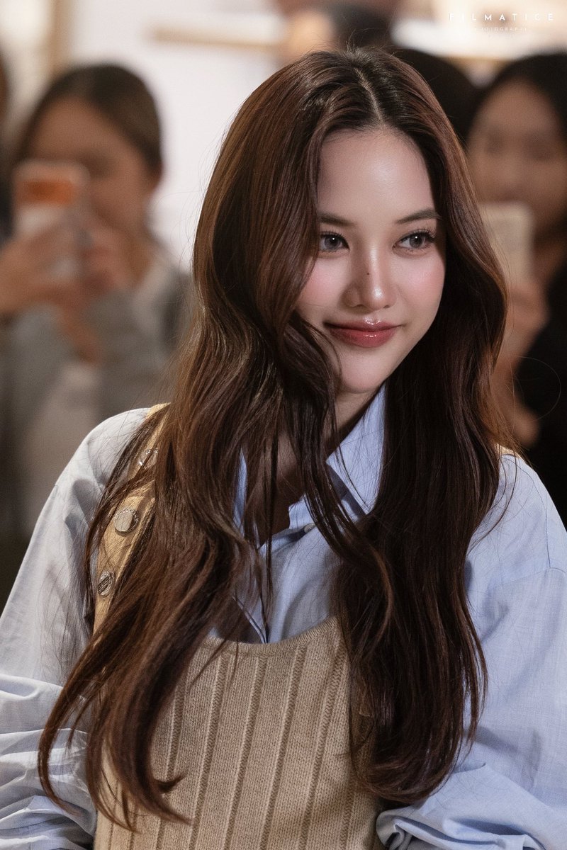 PYFREEN's tweet photo. LOOK AT THIS FACE AND DARE TO TELL ME SHE IS NOT BORN TO BE AN IDOL ! This life is made for Freen and she deserves it ! ✨️🔥

SAROCHA TREASURE HUNT EVENT
#LongchampFall26xFreen
#srchafreen
#GIRLFREEN https://t.co/tWDAC58RuF