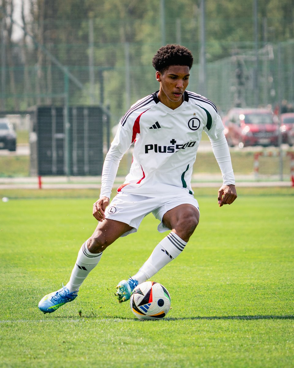 Akademia_Legii's tweet photo. Pascal Mozie odchodzi z Legii Warszawa

Środkowy pomocnik, 18-letni Pascal Mozie opuszcza stołeczny klub. Legia życzy powodzenia zawodnikowi w kolejnych etapach kariery.

Pascal Mozie zadebiutował w pierwszym zespole w maju ubiegłego roku. Wcześniej przez pięć lat trenował w akademii klubu, a ostatnio występował w zespole rezerw i U19, z którym dwukrotnie zdobył mistrzostwo Polski juniorów starszych. Jest powoływany do młodzieżowych reprezentacji Polski.

Klub dziękuje Pascalowi za sześć lat wspólnej drogi i życzy mu dalszego rozwoju piłkarskiego.