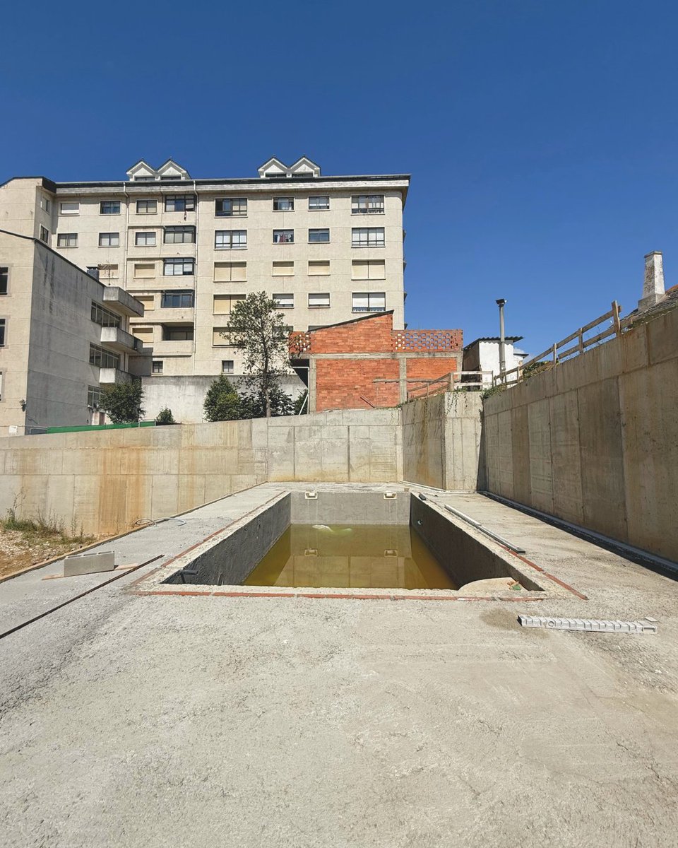 Promo_Moreda's tweet photo. Avances en la piscina de Villa Celina.
🔹 El vaso de la piscina ya se encuentra completamente ejecutado, permitiendo apreciar con claridad la geometría y el diseño definitivo de este espacio.
 🔹 Su ubicación sobre una plataforma elevada aportará una mayor... https://t.co/BvjT74ENjQ