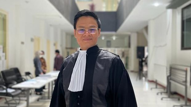 SeekHustle's tweet photo. Beliau adalah Andi Saputra, satu²nya hakim yg mengajukan dissenting opinion dan menyatakan bahwa Nadiem seharusnya dibebaskan dari segala hukuman karena menilai unsur niat jahat (mens rea) tidak terbukti kuat.

Masih ada juga hakim yg beres, tapi 1 aja ga cukup. https://t.co/00ojRIFy61