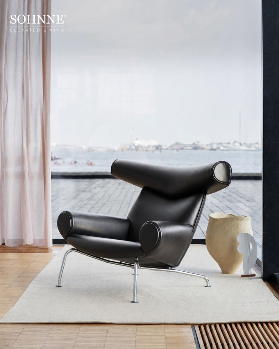 Sohnneliving's tweet photo. A silhouette unlike anything before it. Aniline leather, sculptural curves, a headrest made for leaning back.

#SohnneStyle #IconicDesign #IconicFurniture #OXChair #HansWegner #MidCenturyModern #DanishDesign https://t.co/0j2MuKe7jw