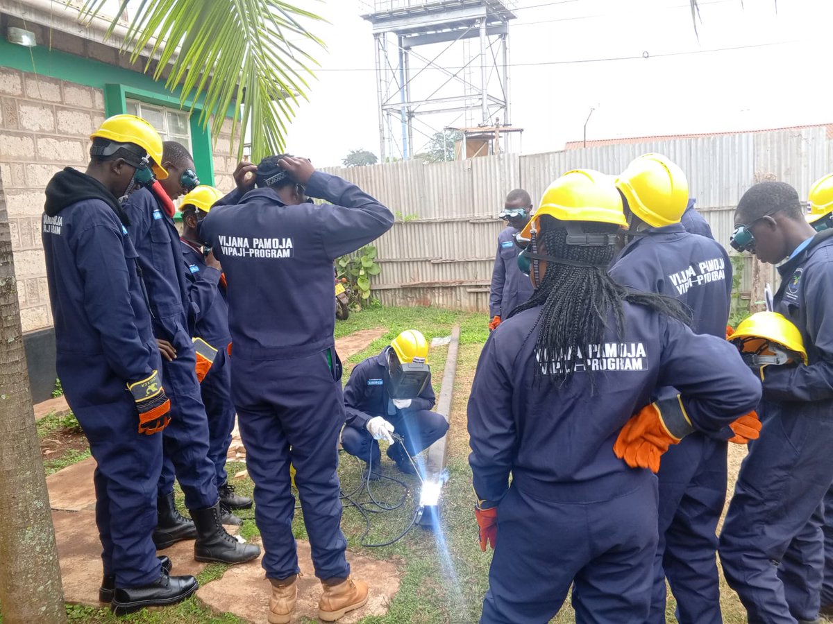 InuamamaM's tweet photo. A glimpse into our #VijanaPamojaVipajiProgram in partnership with SHOFCO! 🔩👨🏽‍🏭

Our trainees are building hands-on welding skills through practical, close-up learning, one class at a time. Investing in skills today, creating opportunities for tomorrow. https://t.co/AzdNYiWURi
