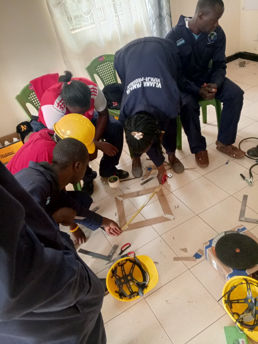 InuamamaM's tweet photo. A glimpse into our #VijanaPamojaVipajiProgram in partnership with SHOFCO! 🔩👨🏽‍🏭

Our trainees are building hands-on welding skills through practical, close-up learning, one class at a time. Investing in skills today, creating opportunities for tomorrow. https://t.co/AzdNYiWURi