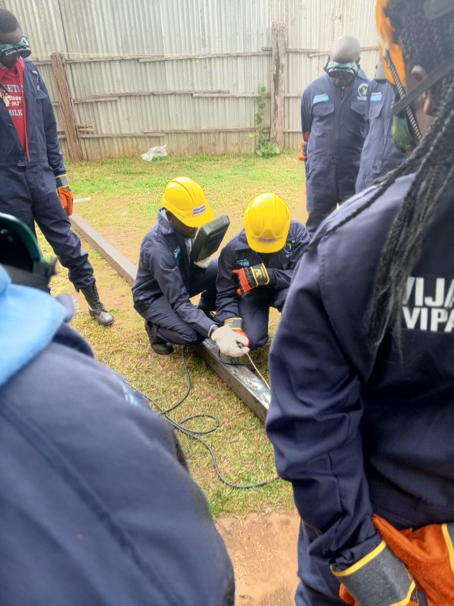 InuamamaM's tweet photo. A glimpse into our #VijanaPamojaVipajiProgram in partnership with SHOFCO! 🔩👨🏽‍🏭

Our trainees are building hands-on welding skills through practical, close-up learning, one class at a time. Investing in skills today, creating opportunities for tomorrow. https://t.co/AzdNYiWURi