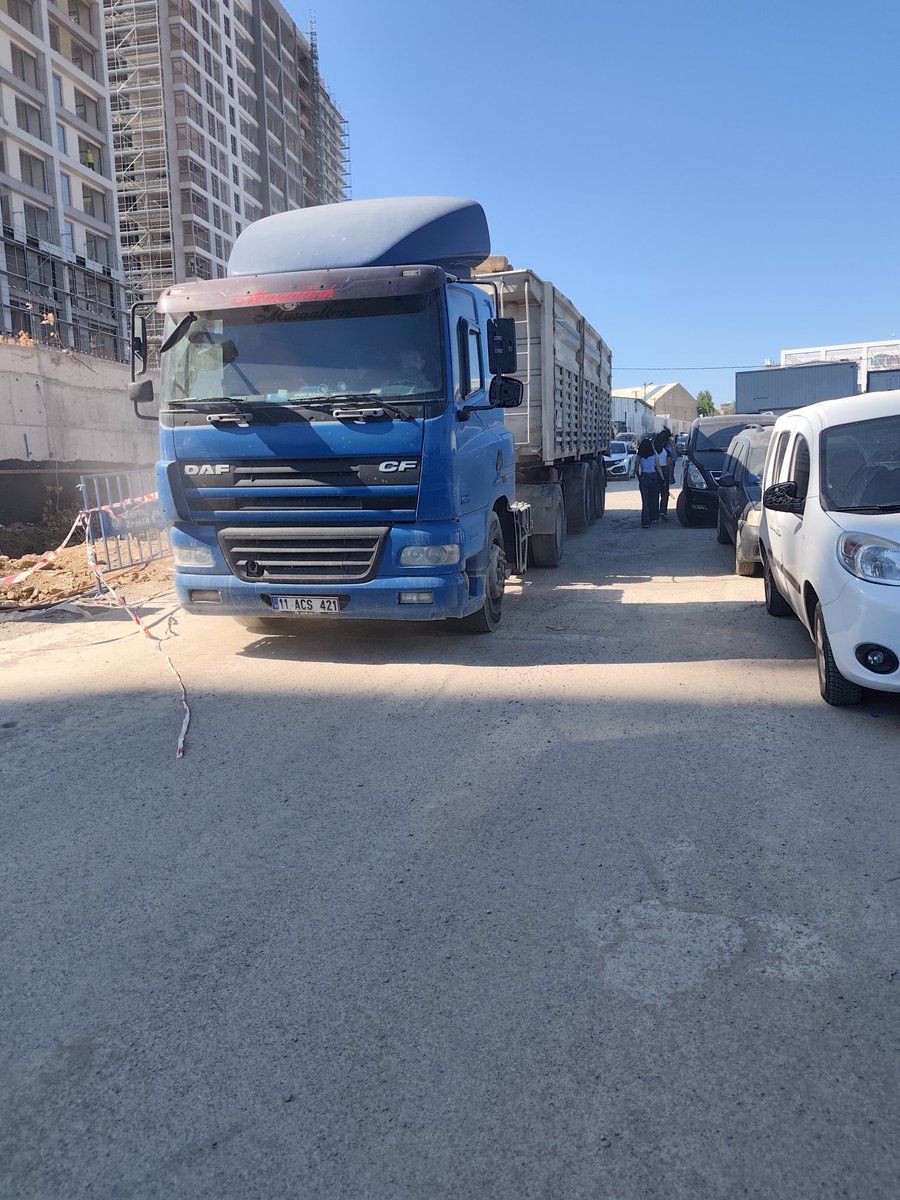 muratoral21's tweet photo. @MEHMETE29990268 @burakckaya @kartalbld Kartal Yunus marmaray durağına giden yoldaki tozdan başta kadınlar ve çocuklar olmak üzere hepimiz etkileniyoruz. Çöp kokusu burnumuzun direğini kırıyor sinekten geçilmiyor .
@gokhanyukselist @kartalbld @ozgurcelikchp @eczozgurozel @Kartal_Kaymakam @eczozgurozel @ismailsaymaz https://t.co/81XkJu9bkN