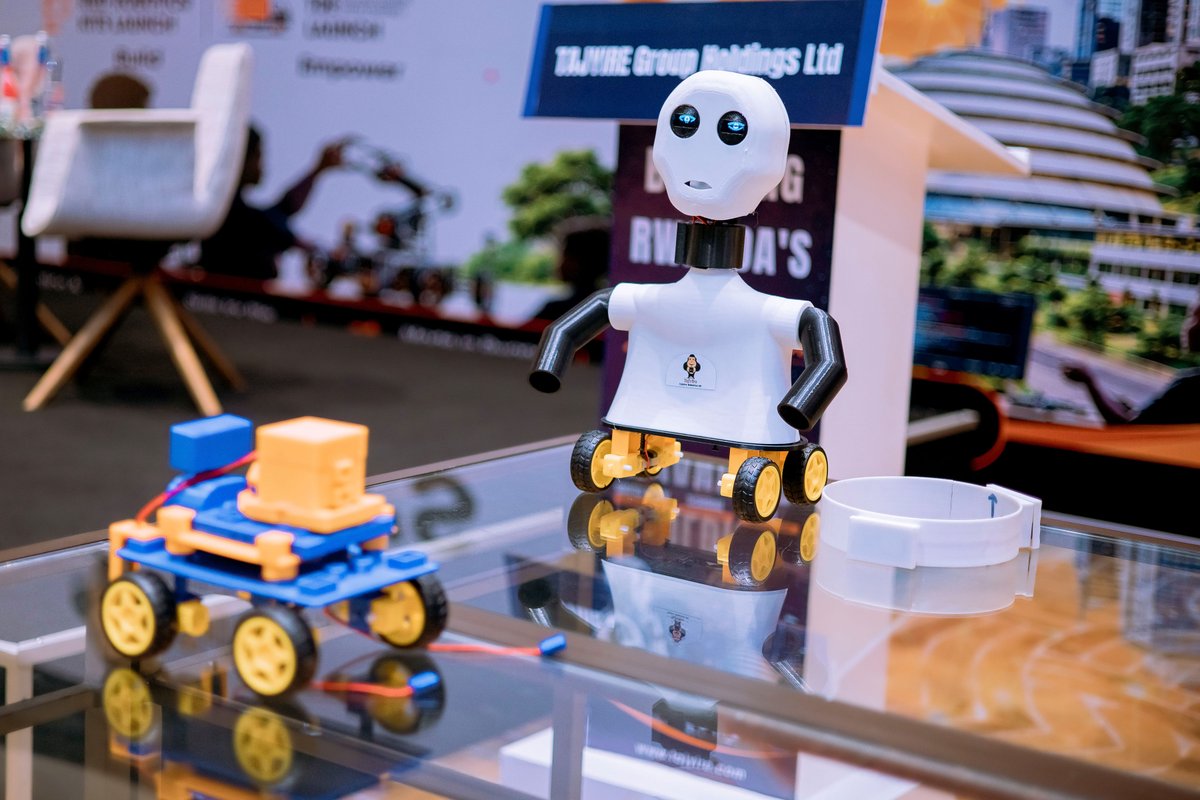 EcoleSSJT's tweet photo. At @EcoleSSJT We are proud of the remarkable progress our students continue to make in technology-driven innovation.Our Electronics&amp;Telecommunications students have successfully developed a smart robotic prototype capable of transporting objects using Artificial Intelligence (AI) https://t.co/vB5Fzdxire