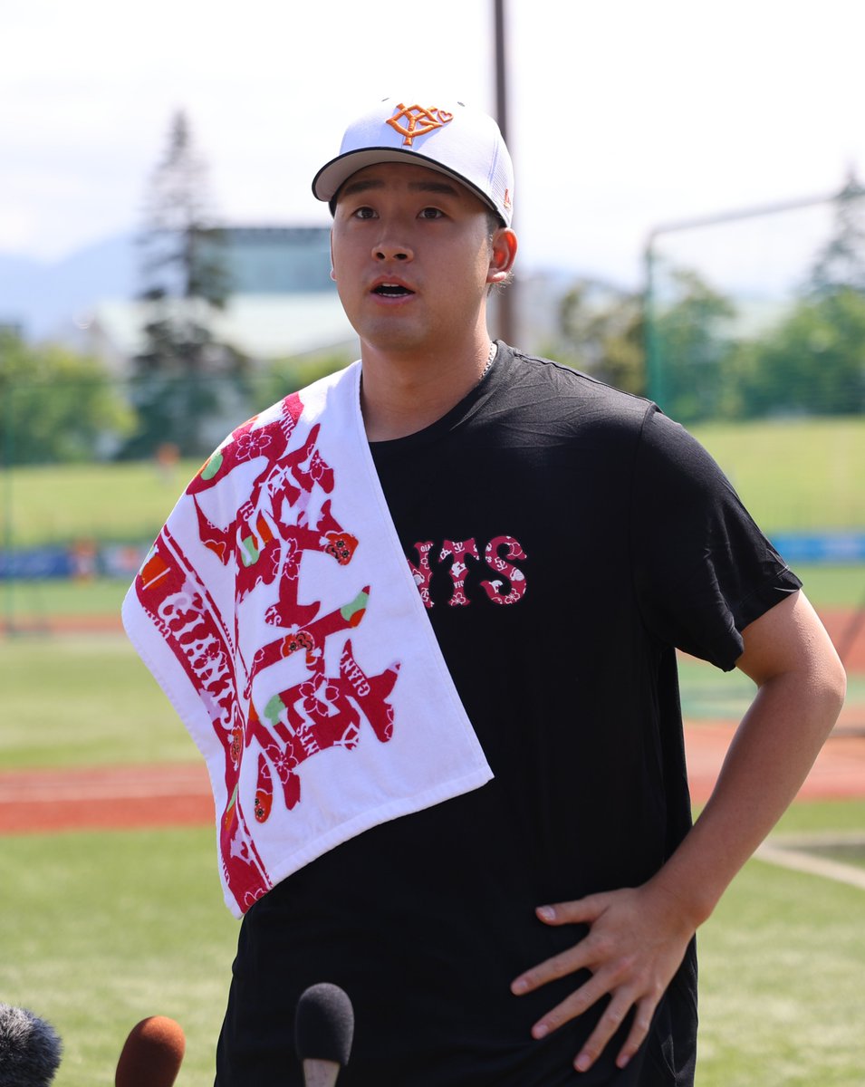 sanspo_giants's tweet photo. 【#練習風景から🏟️】

青森山田高出身の #堀田賢慎 投手
「この球場での思い出はとにかく打たれまくったというのしかない。もし今日投げる機会があったらそれを払しょくしたい」
特別な一戦へ、気合は十分です（撮影・萩原悠久人）

#巨人 #ジャイアンツ #giants #サンスポ https://t.co/B0Lv6fMNu1