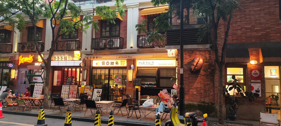 Everton_2305's tweet photo. [Sunset glow spilling over city storefronts, a quiet street moment that feels like a little slice of magic ]， https://t.co/x2ksN70sh2