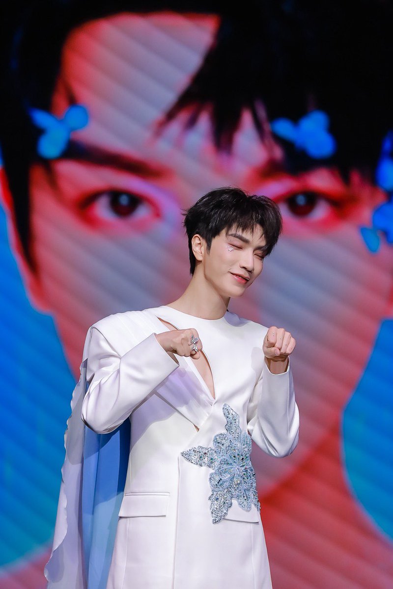 RainbowNewsent's tweet photo. “The Viral Hits” จัดใหญ่ FIRST TOUCH พา “JIN XUANYU” พบแฟนไทยครั้งพิเศษ กระแสตอบรับอบอุ่น แฟนคลับร่วมงานคึกคัก
#JINXUANYUFirstTouchinBKK
#JINXUANYU
#JINXUANYUinBangkok
#FirstTouch
#TheViralHits
#ViralHitsMusicVision
#QENRYX
#จินเสวียนอวี่
ประสบความสำเร็จอย่างอบอุ่นและน่าประทับใจ สำหรับงาน The Viral Hits Presents JIN XUANYU FIRST FAN MEETING & FAN SIGN IN BANGKOK 2026 “FIRST TOUCH” ที่จัดขึ้น ณ โรงละครคาลิปโซ่ เอเชียทีค เดอะ ริเวอร์ฟร้อนท์ จาก The Viral Hits ภายใต้การบริหารของ คุณแมกซ์-ภัทรกฤต ดวงสนิท ซึ่งได้รับความสนใจจากแฟนคลับและสื่อมวลชนอย่างคึกคัก ที่ถือเป็นอีกหนึ่งโมเมนต์พิเศษที่แฟนๆ ชาวไทยรอคอย เพราะเป็นการพบกันอย่างใกล้ชิดกับ JIN XUANYU ภายใต้คอนเซปต์ “FIRST TOUCH” ที่ถูกออกแบบให้เต็มไปด้วยความอบอุ่น ความประทับใจ และความใกล้ชิดระหว่างศิลปินกับแฟนคลับ ผ่านกิจกรรม Fan Meeting, HI TOUCH, Photo Group, Photo 1:1 และ Fan Sign ที่จัดขึ้นอย่างเป็นระบบและใส่ใจทุกรายละเอียด
บรรยากาศภายในงานเต็มไปด้วยพลังความรักจากแฟนๆ ที่เดินทางมาร่วมงานกันอย่างอบอุ่น ตั้งแต่ช่วงลงทะเบียนไปจนถึงกิจกรรมบนเวที โดยแฟนคลับต่างส่งเสียงเชียร์ ให้กำลังใจ และร่วมสร้างโมเมนต์น่าจดจำตลอดทั้งงาน ทำให้บรรยากาศของ FIRST TOUCH กลายเป็นงานแฟนมีตติ้งที่เต็มไปด้วยรอยยิ้ม ความสุข และความประทับใจทั้งจากศิลปินและผู้เข้าร่วมงาน
JIN XUANYU เผยความรู้สึกถึงการได้เดินทางมาพบแฟนๆ ชาวไทยในครั้งนี้ว่า รู้สึกดีใจและประทับใจมากกับการต้อนรับที่อบอุ่นจากทุกคน พร้อมขอบคุณแฟนๆ ชาวไทยที่มอบพลัง ความรัก และเสียงเชียร์ให้ตลอดงาน โดยบรรยากาศในประเทศไทยครั้งนี้ทำให้เขารู้สึกใกล้ชิดกับแฟนๆ มากขึ้น และเป็นอีกหนึ่งความทรงจำที่พิเศษมากสำหรับการเดินทางมาพบแฟนๆ ในประเทศไทย
นอกจากโมเมนต์ของ JIN XUANYU แล้ว อีกหนึ่งไฮไลต์สำคัญของงานคือโชว์เปิดเวทีจากศิลปินบอยกรุ๊ปน้องใหม่ QENRYX ภายใต้สังกัด Viral Hits Music Vision ที่มาร่วมสร้างสีสันและเปิดบรรยากาศของงานอย่างสดใส ด้วยพลังการแสดงที่เต็มไปด้วยความตั้งใจ ทำให้แฟนๆ ได้เห็นอีกหนึ่งก้าวสำคัญของศิลปินไทยรุ่นใหม่บนเวทีอีเวนต์ระดับเอเชีย
ด้าน คุณแมกซ์ ภัทรกฤต ดวงสนิท ผู้บริหาร The Viral Hits เปิดเผยถึงความสำเร็จของงานครั้งนี้ว่า “ก่อนอื่นต้องขอขอบคุณแฟนๆ ทุกคนที่ให้การตอบรับงาน FIRST TOUCH อย่างอบอุ่นมากๆ ครับ เราตั้งใจให้งานครั้งนี้เป็นมากกว่างานแฟนมีตทั่วไป แต่อยากให้เป็นพื้นที่ที่ศิลปินและแฟนๆ ได้มีโมเมนต์ร่วมกันอย่างใกล้ชิด ได้รับความสุขกลับไป และรู้สึกว่านี่คือความทรงจำที่พิเศษจริงๆ กระแสตอบรับในครั้งนี้ถือว่าดีมากครับ ทั้งจากแฟนคลับที่ให้ความสนใจอย่างต่อเนื่อง และจากบรรยากาศหน้างานที่อบอุ่นมาก ทุกเสียงเชียร์ ทุกโมเมนต์ที่แฟนๆ มอบให้ศิลปิน เป็นสิ่งที่ทำให้งานครั้งนี้มีความหมายมากขึ้น สำหรับ The Viral Hits เราให้ความสำคัญกับคุณภาพของงาน ความปลอดภัย ระบบการจัดการ และประสบการณ์ของแฟน ๆ เป็นหลัก เพราะเราอยากให้ทุกคนรู้สึกมั่นใจและมีความสุขกับงานที่เราจัด”
ปิดท้ายด้วยบรรยากาศแห่งความสุข ความประทับใจ และการต้อนรับอันแสนอบอุ่นจากแฟนๆ ชาวไทย ซึ่งกลายเป็นอีกหนึ่งโมเมนต์สำคัญที่ทั้งศิลปิน ผู้จัดงาน และแฟนคลับจะจดจำร่วมกัน