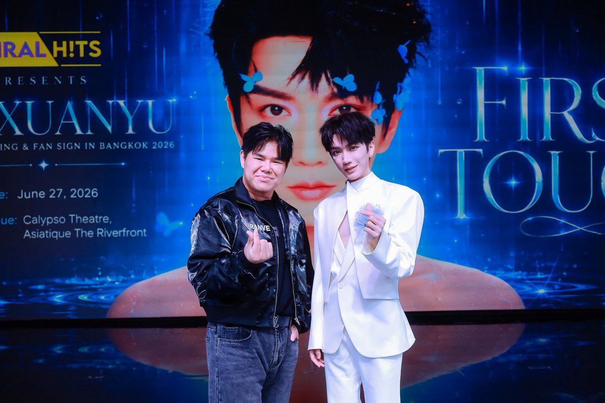 RainbowNewsent's tweet photo. “The Viral Hits” จัดใหญ่ FIRST TOUCH พา “JIN XUANYU” พบแฟนไทยครั้งพิเศษ กระแสตอบรับอบอุ่น แฟนคลับร่วมงานคึกคัก
#JINXUANYUFirstTouchinBKK
#JINXUANYU
#JINXUANYUinBangkok
#FirstTouch
#TheViralHits
#ViralHitsMusicVision
#QENRYX
#จินเสวียนอวี่
ประสบความสำเร็จอย่างอบอุ่นและน่าประทับใจ สำหรับงาน The Viral Hits Presents JIN XUANYU FIRST FAN MEETING & FAN SIGN IN BANGKOK 2026 “FIRST TOUCH” ที่จัดขึ้น ณ โรงละครคาลิปโซ่ เอเชียทีค เดอะ ริเวอร์ฟร้อนท์ จาก The Viral Hits ภายใต้การบริหารของ คุณแมกซ์-ภัทรกฤต ดวงสนิท ซึ่งได้รับความสนใจจากแฟนคลับและสื่อมวลชนอย่างคึกคัก ที่ถือเป็นอีกหนึ่งโมเมนต์พิเศษที่แฟนๆ ชาวไทยรอคอย เพราะเป็นการพบกันอย่างใกล้ชิดกับ JIN XUANYU ภายใต้คอนเซปต์ “FIRST TOUCH” ที่ถูกออกแบบให้เต็มไปด้วยความอบอุ่น ความประทับใจ และความใกล้ชิดระหว่างศิลปินกับแฟนคลับ ผ่านกิจกรรม Fan Meeting, HI TOUCH, Photo Group, Photo 1:1 และ Fan Sign ที่จัดขึ้นอย่างเป็นระบบและใส่ใจทุกรายละเอียด
บรรยากาศภายในงานเต็มไปด้วยพลังความรักจากแฟนๆ ที่เดินทางมาร่วมงานกันอย่างอบอุ่น ตั้งแต่ช่วงลงทะเบียนไปจนถึงกิจกรรมบนเวที โดยแฟนคลับต่างส่งเสียงเชียร์ ให้กำลังใจ และร่วมสร้างโมเมนต์น่าจดจำตลอดทั้งงาน ทำให้บรรยากาศของ FIRST TOUCH กลายเป็นงานแฟนมีตติ้งที่เต็มไปด้วยรอยยิ้ม ความสุข และความประทับใจทั้งจากศิลปินและผู้เข้าร่วมงาน
JIN XUANYU เผยความรู้สึกถึงการได้เดินทางมาพบแฟนๆ ชาวไทยในครั้งนี้ว่า รู้สึกดีใจและประทับใจมากกับการต้อนรับที่อบอุ่นจากทุกคน พร้อมขอบคุณแฟนๆ ชาวไทยที่มอบพลัง ความรัก และเสียงเชียร์ให้ตลอดงาน โดยบรรยากาศในประเทศไทยครั้งนี้ทำให้เขารู้สึกใกล้ชิดกับแฟนๆ มากขึ้น และเป็นอีกหนึ่งความทรงจำที่พิเศษมากสำหรับการเดินทางมาพบแฟนๆ ในประเทศไทย
นอกจากโมเมนต์ของ JIN XUANYU แล้ว อีกหนึ่งไฮไลต์สำคัญของงานคือโชว์เปิดเวทีจากศิลปินบอยกรุ๊ปน้องใหม่ QENRYX ภายใต้สังกัด Viral Hits Music Vision ที่มาร่วมสร้างสีสันและเปิดบรรยากาศของงานอย่างสดใส ด้วยพลังการแสดงที่เต็มไปด้วยความตั้งใจ ทำให้แฟนๆ ได้เห็นอีกหนึ่งก้าวสำคัญของศิลปินไทยรุ่นใหม่บนเวทีอีเวนต์ระดับเอเชีย
ด้าน คุณแมกซ์ ภัทรกฤต ดวงสนิท ผู้บริหาร The Viral Hits เปิดเผยถึงความสำเร็จของงานครั้งนี้ว่า “ก่อนอื่นต้องขอขอบคุณแฟนๆ ทุกคนที่ให้การตอบรับงาน FIRST TOUCH อย่างอบอุ่นมากๆ ครับ เราตั้งใจให้งานครั้งนี้เป็นมากกว่างานแฟนมีตทั่วไป แต่อยากให้เป็นพื้นที่ที่ศิลปินและแฟนๆ ได้มีโมเมนต์ร่วมกันอย่างใกล้ชิด ได้รับความสุขกลับไป และรู้สึกว่านี่คือความทรงจำที่พิเศษจริงๆ กระแสตอบรับในครั้งนี้ถือว่าดีมากครับ ทั้งจากแฟนคลับที่ให้ความสนใจอย่างต่อเนื่อง และจากบรรยากาศหน้างานที่อบอุ่นมาก ทุกเสียงเชียร์ ทุกโมเมนต์ที่แฟนๆ มอบให้ศิลปิน เป็นสิ่งที่ทำให้งานครั้งนี้มีความหมายมากขึ้น สำหรับ The Viral Hits เราให้ความสำคัญกับคุณภาพของงาน ความปลอดภัย ระบบการจัดการ และประสบการณ์ของแฟน ๆ เป็นหลัก เพราะเราอยากให้ทุกคนรู้สึกมั่นใจและมีความสุขกับงานที่เราจัด”
ปิดท้ายด้วยบรรยากาศแห่งความสุข ความประทับใจ และการต้อนรับอันแสนอบอุ่นจากแฟนๆ ชาวไทย ซึ่งกลายเป็นอีกหนึ่งโมเมนต์สำคัญที่ทั้งศิลปิน ผู้จัดงาน และแฟนคลับจะจดจำร่วมกัน