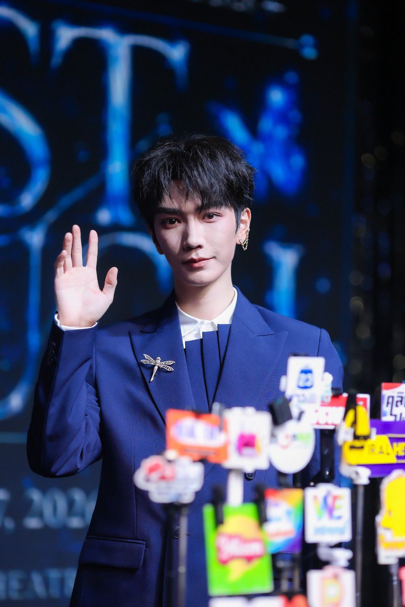 RainbowNewsent's tweet photo. “The Viral Hits” จัดใหญ่ FIRST TOUCH พา “JIN XUANYU” พบแฟนไทยครั้งพิเศษ กระแสตอบรับอบอุ่น แฟนคลับร่วมงานคึกคัก
#JINXUANYUFirstTouchinBKK
#JINXUANYU
#JINXUANYUinBangkok
#FirstTouch
#TheViralHits
#ViralHitsMusicVision
#QENRYX
#จินเสวียนอวี่
ประสบความสำเร็จอย่างอบอุ่นและน่าประทับใจ สำหรับงาน The Viral Hits Presents JIN XUANYU FIRST FAN MEETING & FAN SIGN IN BANGKOK 2026 “FIRST TOUCH” ที่จัดขึ้น ณ โรงละครคาลิปโซ่ เอเชียทีค เดอะ ริเวอร์ฟร้อนท์ จาก The Viral Hits ภายใต้การบริหารของ คุณแมกซ์-ภัทรกฤต ดวงสนิท ซึ่งได้รับความสนใจจากแฟนคลับและสื่อมวลชนอย่างคึกคัก ที่ถือเป็นอีกหนึ่งโมเมนต์พิเศษที่แฟนๆ ชาวไทยรอคอย เพราะเป็นการพบกันอย่างใกล้ชิดกับ JIN XUANYU ภายใต้คอนเซปต์ “FIRST TOUCH” ที่ถูกออกแบบให้เต็มไปด้วยความอบอุ่น ความประทับใจ และความใกล้ชิดระหว่างศิลปินกับแฟนคลับ ผ่านกิจกรรม Fan Meeting, HI TOUCH, Photo Group, Photo 1:1 และ Fan Sign ที่จัดขึ้นอย่างเป็นระบบและใส่ใจทุกรายละเอียด
บรรยากาศภายในงานเต็มไปด้วยพลังความรักจากแฟนๆ ที่เดินทางมาร่วมงานกันอย่างอบอุ่น ตั้งแต่ช่วงลงทะเบียนไปจนถึงกิจกรรมบนเวที โดยแฟนคลับต่างส่งเสียงเชียร์ ให้กำลังใจ และร่วมสร้างโมเมนต์น่าจดจำตลอดทั้งงาน ทำให้บรรยากาศของ FIRST TOUCH กลายเป็นงานแฟนมีตติ้งที่เต็มไปด้วยรอยยิ้ม ความสุข และความประทับใจทั้งจากศิลปินและผู้เข้าร่วมงาน
JIN XUANYU เผยความรู้สึกถึงการได้เดินทางมาพบแฟนๆ ชาวไทยในครั้งนี้ว่า รู้สึกดีใจและประทับใจมากกับการต้อนรับที่อบอุ่นจากทุกคน พร้อมขอบคุณแฟนๆ ชาวไทยที่มอบพลัง ความรัก และเสียงเชียร์ให้ตลอดงาน โดยบรรยากาศในประเทศไทยครั้งนี้ทำให้เขารู้สึกใกล้ชิดกับแฟนๆ มากขึ้น และเป็นอีกหนึ่งความทรงจำที่พิเศษมากสำหรับการเดินทางมาพบแฟนๆ ในประเทศไทย
นอกจากโมเมนต์ของ JIN XUANYU แล้ว อีกหนึ่งไฮไลต์สำคัญของงานคือโชว์เปิดเวทีจากศิลปินบอยกรุ๊ปน้องใหม่ QENRYX ภายใต้สังกัด Viral Hits Music Vision ที่มาร่วมสร้างสีสันและเปิดบรรยากาศของงานอย่างสดใส ด้วยพลังการแสดงที่เต็มไปด้วยความตั้งใจ ทำให้แฟนๆ ได้เห็นอีกหนึ่งก้าวสำคัญของศิลปินไทยรุ่นใหม่บนเวทีอีเวนต์ระดับเอเชีย
ด้าน คุณแมกซ์ ภัทรกฤต ดวงสนิท ผู้บริหาร The Viral Hits เปิดเผยถึงความสำเร็จของงานครั้งนี้ว่า “ก่อนอื่นต้องขอขอบคุณแฟนๆ ทุกคนที่ให้การตอบรับงาน FIRST TOUCH อย่างอบอุ่นมากๆ ครับ เราตั้งใจให้งานครั้งนี้เป็นมากกว่างานแฟนมีตทั่วไป แต่อยากให้เป็นพื้นที่ที่ศิลปินและแฟนๆ ได้มีโมเมนต์ร่วมกันอย่างใกล้ชิด ได้รับความสุขกลับไป และรู้สึกว่านี่คือความทรงจำที่พิเศษจริงๆ กระแสตอบรับในครั้งนี้ถือว่าดีมากครับ ทั้งจากแฟนคลับที่ให้ความสนใจอย่างต่อเนื่อง และจากบรรยากาศหน้างานที่อบอุ่นมาก ทุกเสียงเชียร์ ทุกโมเมนต์ที่แฟนๆ มอบให้ศิลปิน เป็นสิ่งที่ทำให้งานครั้งนี้มีความหมายมากขึ้น สำหรับ The Viral Hits เราให้ความสำคัญกับคุณภาพของงาน ความปลอดภัย ระบบการจัดการ และประสบการณ์ของแฟน ๆ เป็นหลัก เพราะเราอยากให้ทุกคนรู้สึกมั่นใจและมีความสุขกับงานที่เราจัด”
ปิดท้ายด้วยบรรยากาศแห่งความสุข ความประทับใจ และการต้อนรับอันแสนอบอุ่นจากแฟนๆ ชาวไทย ซึ่งกลายเป็นอีกหนึ่งโมเมนต์สำคัญที่ทั้งศิลปิน ผู้จัดงาน และแฟนคลับจะจดจำร่วมกัน