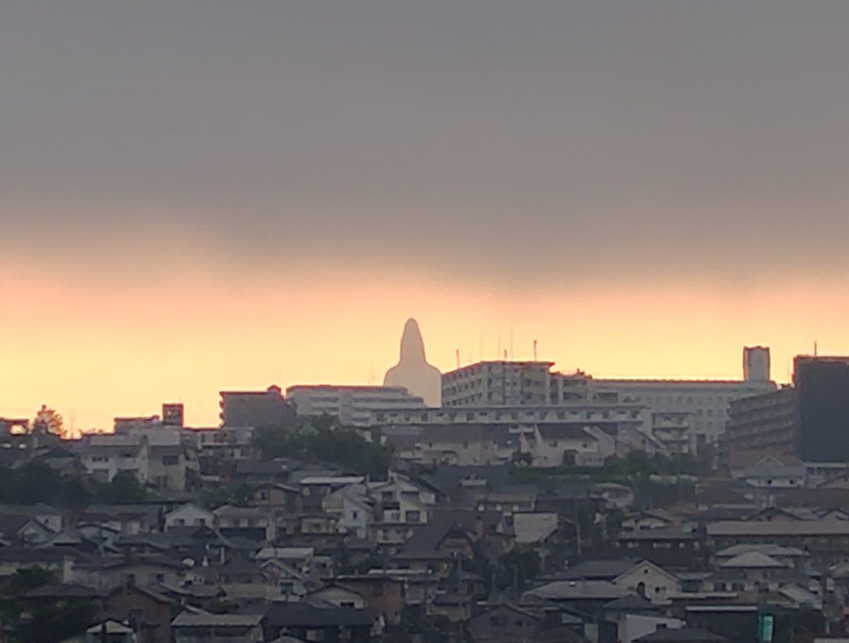 chimaki_com's tweet photo. 空にもやがかかってるせいで仙台大観音がラスボスになってる https://t.co/YTWNjV9Jd0
