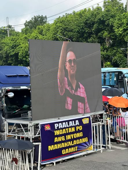 smninews's tweet photo. TINGNAN | Nakiisa si Sen. Alan Peter Cayetano sa nagpapatuloy na kilos-protesta sa EDSA People Power Monument, ngayong Martes, Hunyo 30.

via @iamjaysrubrico https://t.co/lYhaeWLMpx