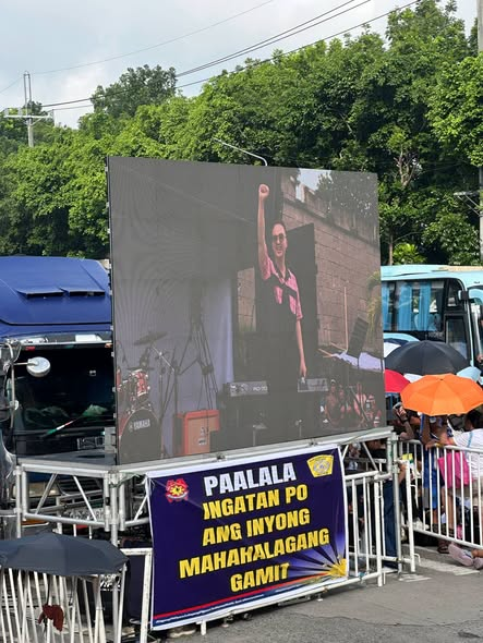 smninews's tweet photo. TINGNAN | Nakiisa si Sen. Alan Peter Cayetano sa nagpapatuloy na kilos-protesta sa EDSA People Power Monument, ngayong Martes, Hunyo 30.

via @iamjaysrubrico https://t.co/lYhaeWLMpx