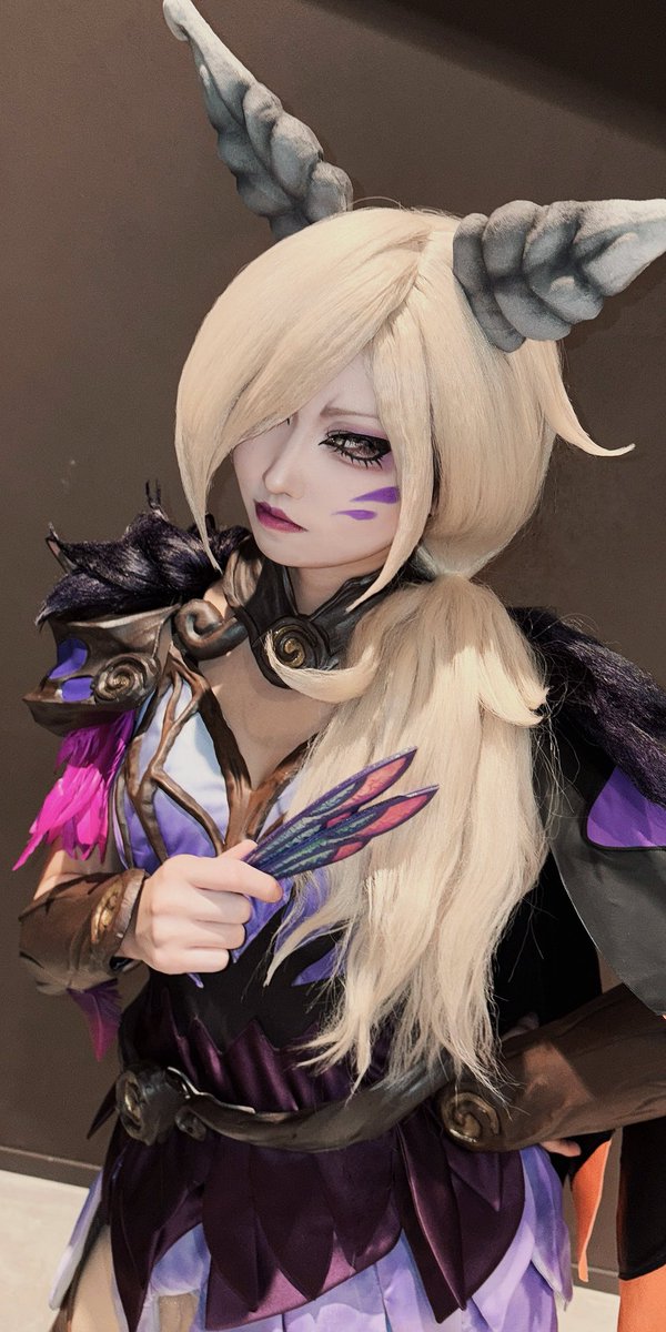 seeeeeeen_cos's tweet photo. そういえばこの間着ていた古の賢樹 ザヤ（クロマ）も作ったよん💜

今回は小物の質感が気に入っていて、結構木みたいな質感にできたんじゃないかなって思ってます🎶
モデリングも含め、結構満足💪

ちょっと背中の羽は納得いってないからまた調整したい🪶

 #しーん製作所 https://t.co/vA3RmPUycf