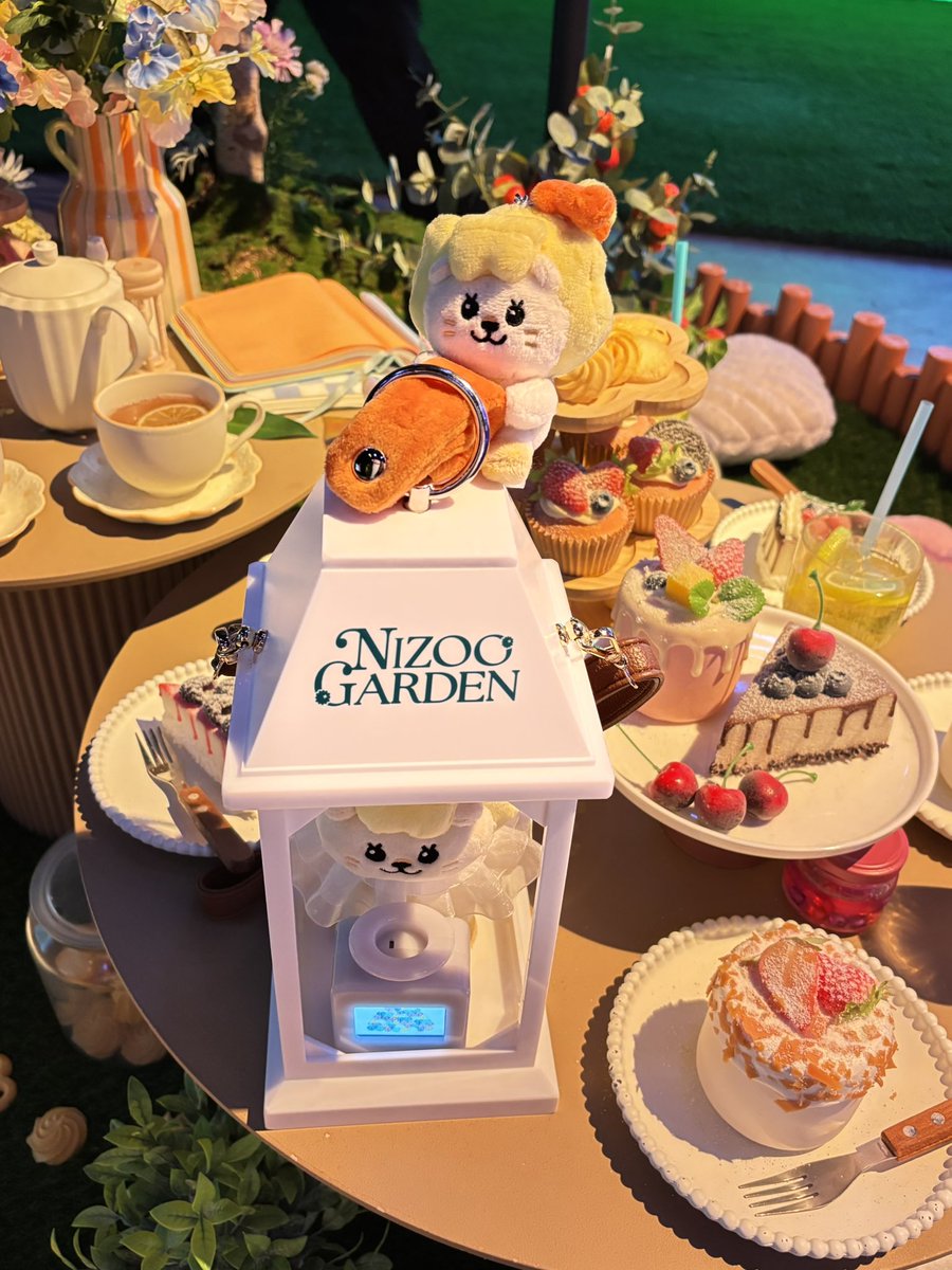 Mako_with_Kyon's tweet photo. ずっと行くのを迷っていたけどNIZOO GARDENに行ってみたら、可愛いフォトスポット満載だし、スタッフさんが親切でわかりやすく説明してくれたおかげで、めちゃくちゃ楽しかったです😆✨
まだ迷っている方は是非行ってみてください🤭🌈✨
#NIZOO_GARDEN
#NiziU #WithU #MAKO #LAKO https://t.co/iXt5yd1aBn