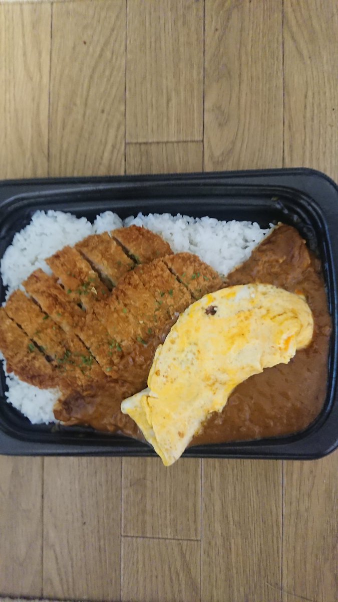 Ronfa_X's tweet photo. #今日の夕食 

ヘイお待ち！( 'ω')ノ
大盛りカツカレーに
玉子焼きトッピング

わりと形良くできたと
思う🤔 https://t.co/g6v3sEd3D4