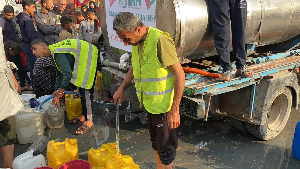 ihhinsaniyardim's tweet photo. Gazze'de abluka, saldırılar ve yaz sıcaklarıyla mücadele eden ailelere su tankerleriyle temiz içme suyu ulaştırıyoruz.

Gazze halkının yanında olmaya, yaralarını sarmaya devam edeceğiz.

Yaraların sarılması için;
📨 GAZZE yazıp 4072'ye SMS göndererek 240 TL yardımda bulunabilirsiniz.

🌐 Online bağış: https://t.co/GtQznxkvU4

İnsan Hak ve Hürriyetleri ve İnsani Yardım Vakfı
TR66 0001 0004 8802 1249 9450 07
Açıklama: Filistin