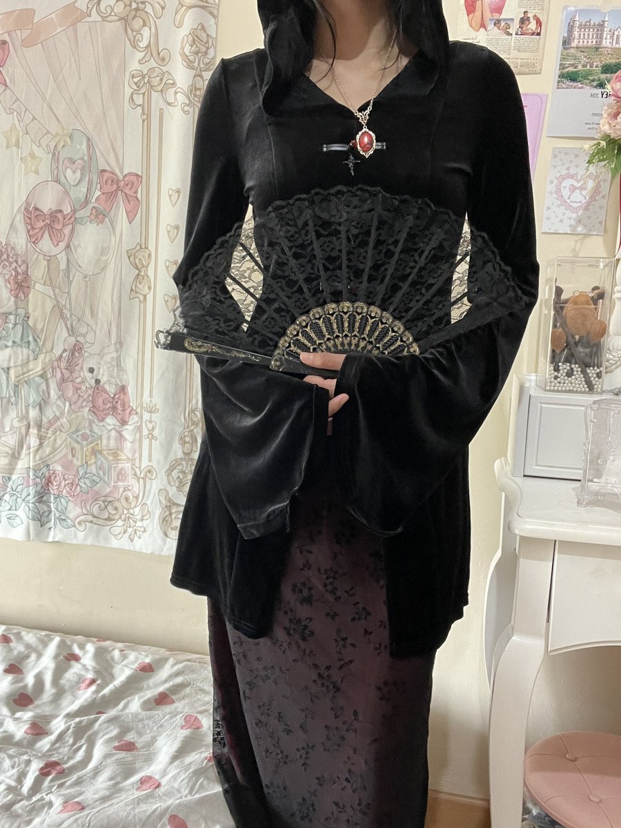 ⭐︎sk♡⭐︎ my outfit: 🖤🍷🧛‍♀️🕷️🕸️ my room: 🌷💗🍭🌸🎀