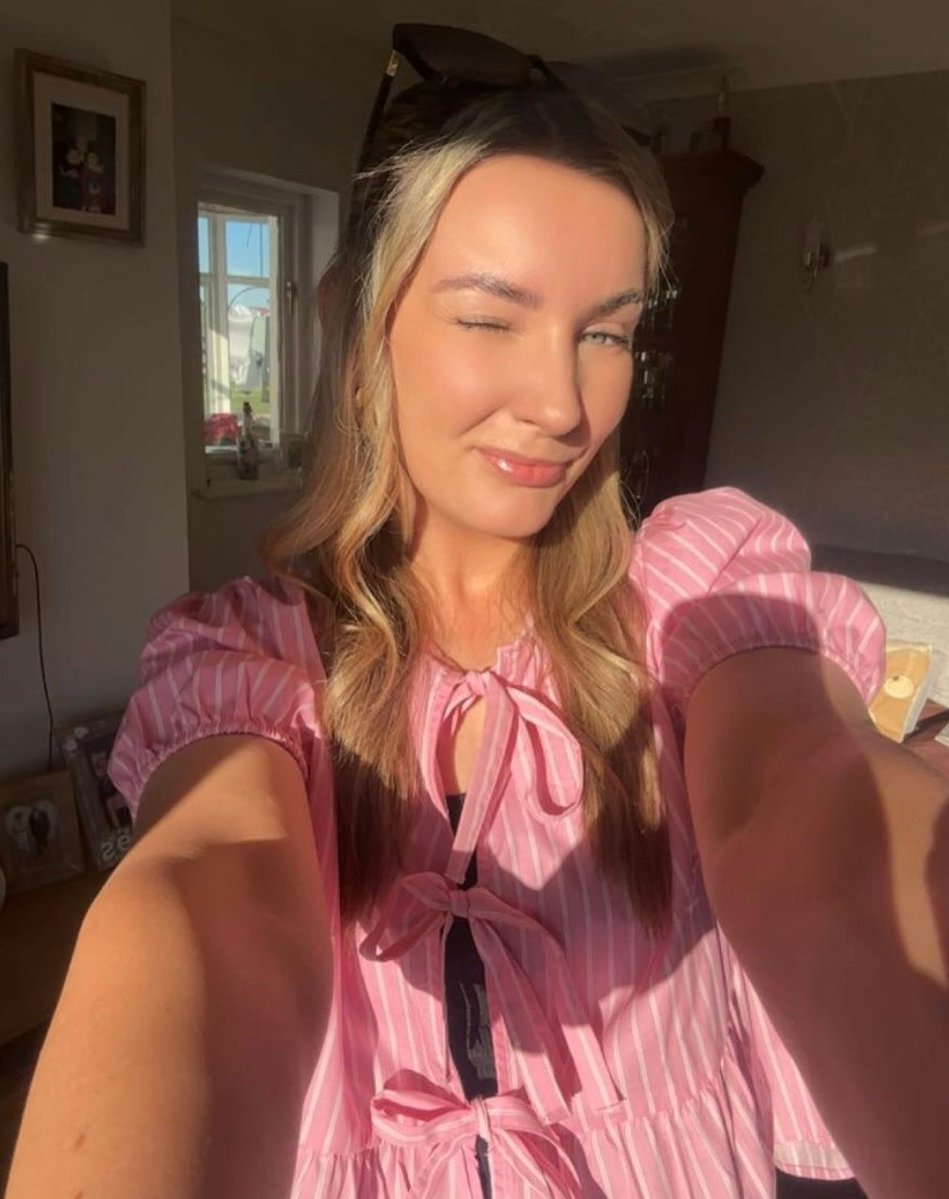 Welshcummer247's tweet photo. The sexy bethan 29 sent by her cucky bf https://t.co/Q8LQ1wyqw2