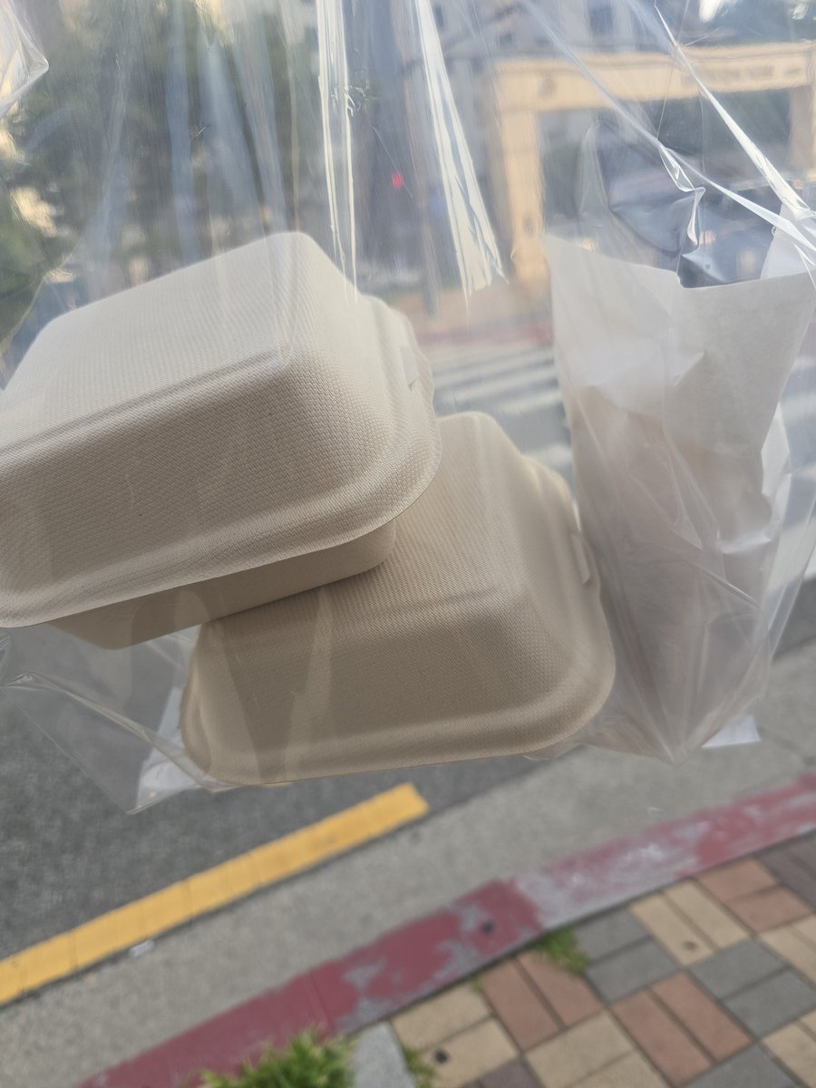 __hayan_'s tweet photo. 소금빵 가게가 새로 오픈햇길래 들어갓는데 마감이라고 소금빵 하나를!!!!!!! 공짜로!!!!!!!!! 주심!!!!!! 8ㅅ8 초감동 https://t.co/7mSIVHGzvT