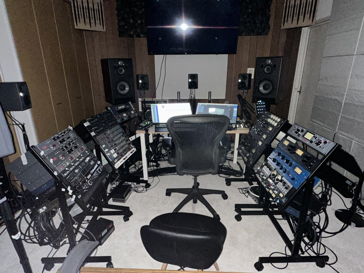Naoki_Bewest's tweet photo. Studio BEWESTはオープンから本日で14年目を終えて、明日から15年目へ突入します。
こんなに続けていけるなんて思っても無かったし、店舗が増えるなんてのも当初は思ってもみてなかったので、音楽人生、何がどうなるのか分からないですね。面白い♩

そして毎年言ってますが、BEWESTがここまでやってこれてるのも、ご依頼いただけるクライアント様、妥協せずに制作してくれるスタッフや仲間達のお陰です。

この先15年目も20年目も変わらず真摯に制作物に取り組んでいきたいと思います。

引き続きStudio BEWESTをよろしくお願いします。