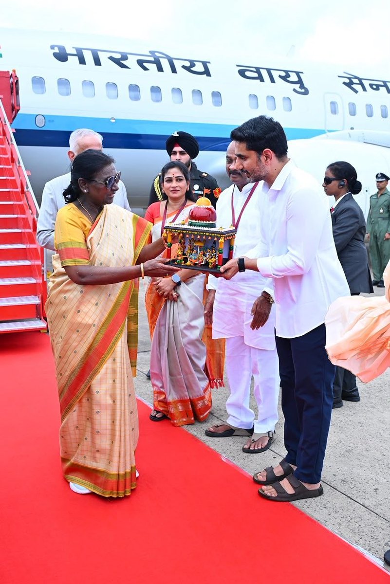 KotiTdp's tweet photo. విశాఖపట్నం చేరుకున్న గౌరవ రాష్ట్రపతి శ్రీమతి ద్రౌపది ముర్ము గారికి  గవర్నర్ అబ్దుల్ నజీర్ గారితో కలిసి స్వాగతం పలికిన స్పీకర్ అయ్యన్న పాత్రుడు,  మంత్రులు అనిత, నారా లోకేష్.
#DroupadiMurmu 
#NaraLokesh 
#AndhraPradesh https://t.co/a6HPnOahut