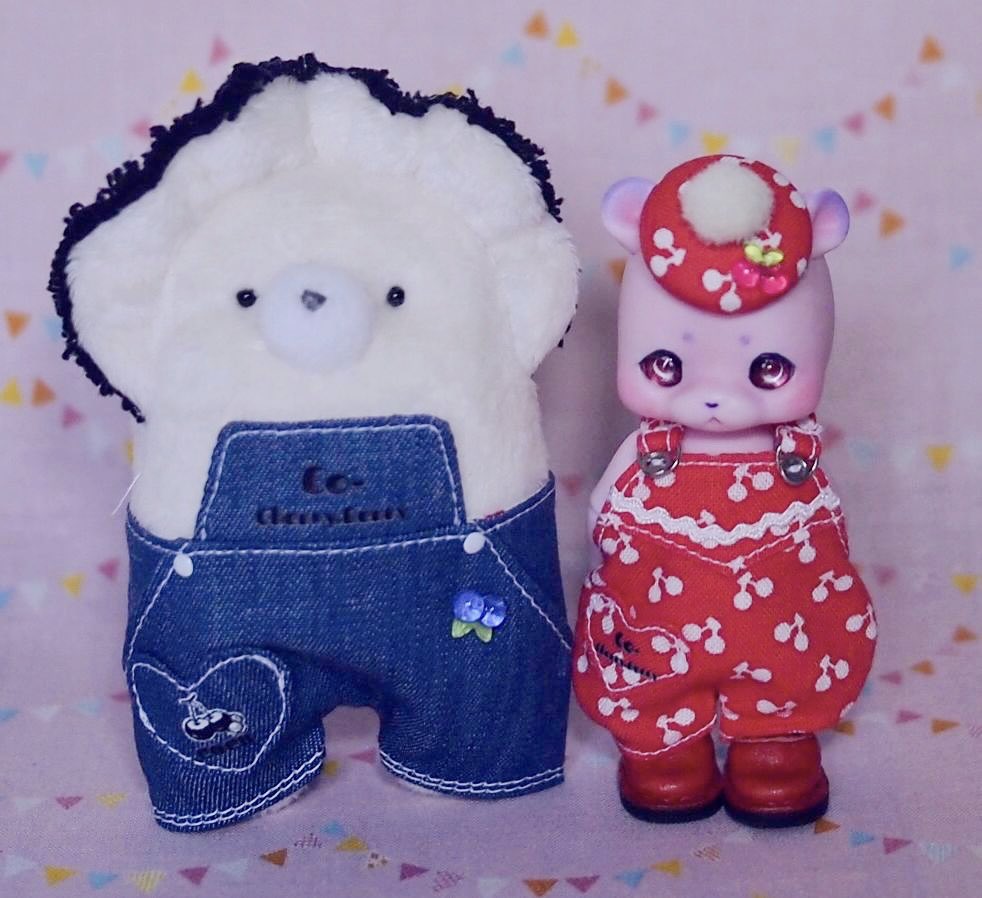Knyan280's tweet photo. ドルミスでCo-様(@cocobitsu)のCherry Berryサロペットと御縁を頂くことが出来ました❤️ nico*様(@nico_miniature)のランタンとチェリー眼鏡で🍒 #kumukuku #hnest https://t.co/U921jAKVil