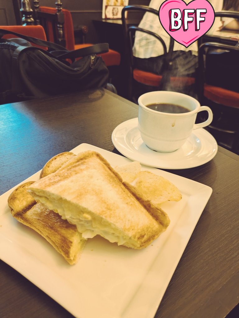Rose_bleue_s's tweet photo. 6/28の #パフェの日 に浅草のローヤル珈琲店へ。
ホットサンドを食べた後に、チョコバナナパフェ🍌🍫
名店でも落ち着けた。

#純喫茶コレクション #浅草カフェ https://t.co/L7yP5w8FGo
