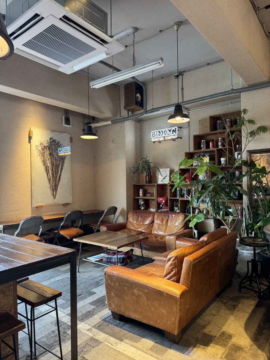 bbblinabb_'s tweet photo. คาเฟ่ Brooklyn Roasting Company Kitahama☕️

ไม่ไกลจากนัมบะ เปิดตั้งแต่ 8 โมงเช้า สาขานี้วิวดีมาก นั่งริมแม่น้ำลมเย็นๆ ปล่อยใจชิวๆ ยิ่งมาช่วงใบ้ไม้เปลี่ยนสีสวยสุดๆ🍁🍂 กาแฟดีเลย เราลองสั่ง hojicha latte มาด้วยก็อร่อยน้า ร้านมีพวกขนมปังด้วย มาแวะทานเป็นมื้อเช้าก่อนออกไปลุยได้ค่า🥐 https://t.co/YdohxPZ0Ib