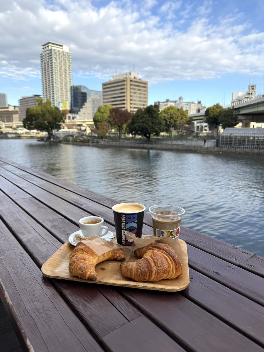 bbblinabb_'s tweet photo. คาเฟ่ Brooklyn Roasting Company Kitahama☕️

ไม่ไกลจากนัมบะ เปิดตั้งแต่ 8 โมงเช้า สาขานี้วิวดีมาก นั่งริมแม่น้ำลมเย็นๆ ปล่อยใจชิวๆ ยิ่งมาช่วงใบ้ไม้เปลี่ยนสีสวยสุดๆ🍁🍂 กาแฟดีเลย เราลองสั่ง hojicha latte มาด้วยก็อร่อยน้า ร้านมีพวกขนมปังด้วย มาแวะทานเป็นมื้อเช้าก่อนออกไปลุยได้ค่า🥐 https://t.co/YdohxPZ0Ib