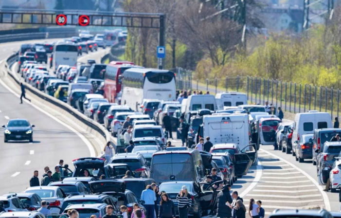 BurkhardtPhilip's tweet photo. Die #Staus auf Schweizer #Nationalstrassen haben im letzten Jahr massiv zugenommen.
68'040 Staustunden sind verzeichnet worden, wie aus dem neuesten "Verkehrsflussbericht" des Bundesamts für Strassen #ASTRA hervorgeht. Das sind rund 20 Prozent mehr als im Vorjahr. (1/4) https://t.co/h0lP8rNksA