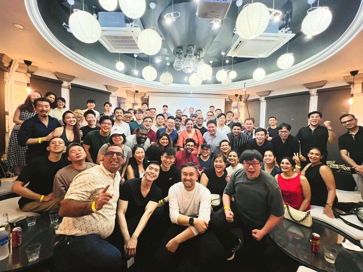 Lum_0823's tweet photo. シンガポールでミートアップ！

世界のどこに行っても、みんな株の話がしたいんだなって改めて実感したよ😂

MicronとかKevin Warshを気にするような超ニッチな世界に生きてるからこそ、オフラインで仲間を見つけるのにもちょっと努力が必要でさ。

でも、投資家としての考え方が同じで、しかも https://t.co/I2kfl6rRYj