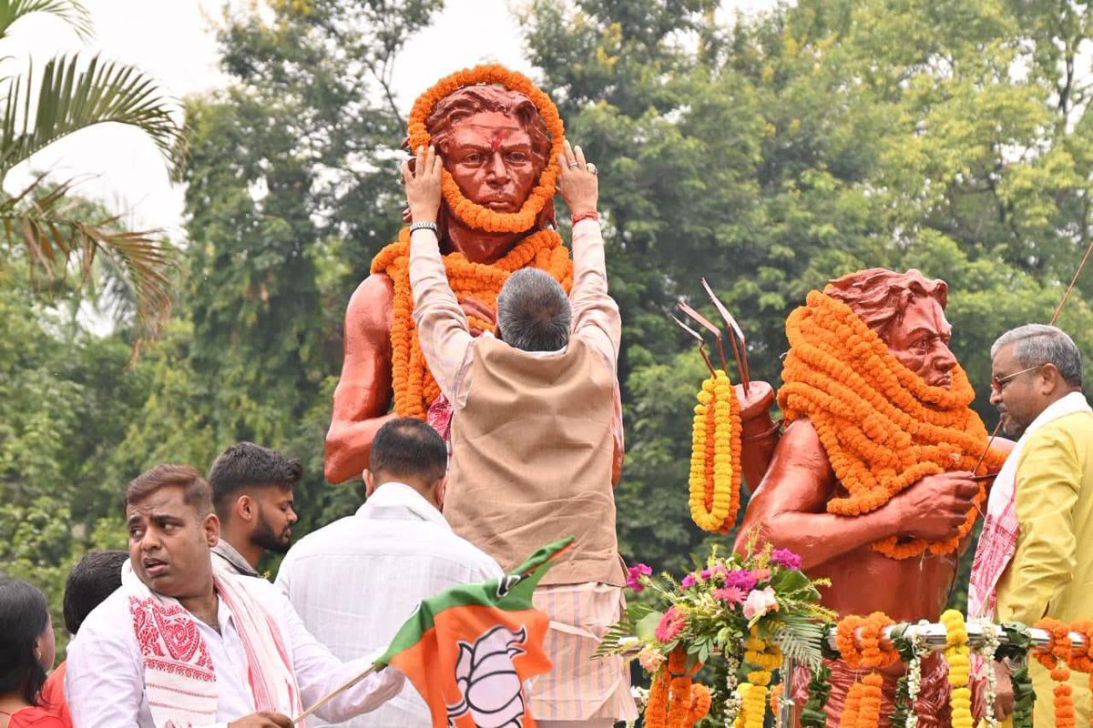 bjpjitendra_'s tweet photo. राँची
हूल क्रांति दिवस पर अमर शहीद सिदो–कान्हू को भावपूर्ण श्रद्धांजलि अर्पित करते भाजपा झारखंड के प्रदेश अध्यक्ष सह राज्यसभा सांसद आदरणीय @AdityaPdSahu जी नेता प्रतिपक्ष आदरणीय @yourBabulal जी सहित दर्जनों पार्टी के कार्यकर्ताओं ने पुष्पांजलि अर्पित  कर नमन किया।
#हूलदिवस https://t.co/9lcBGJyQOO