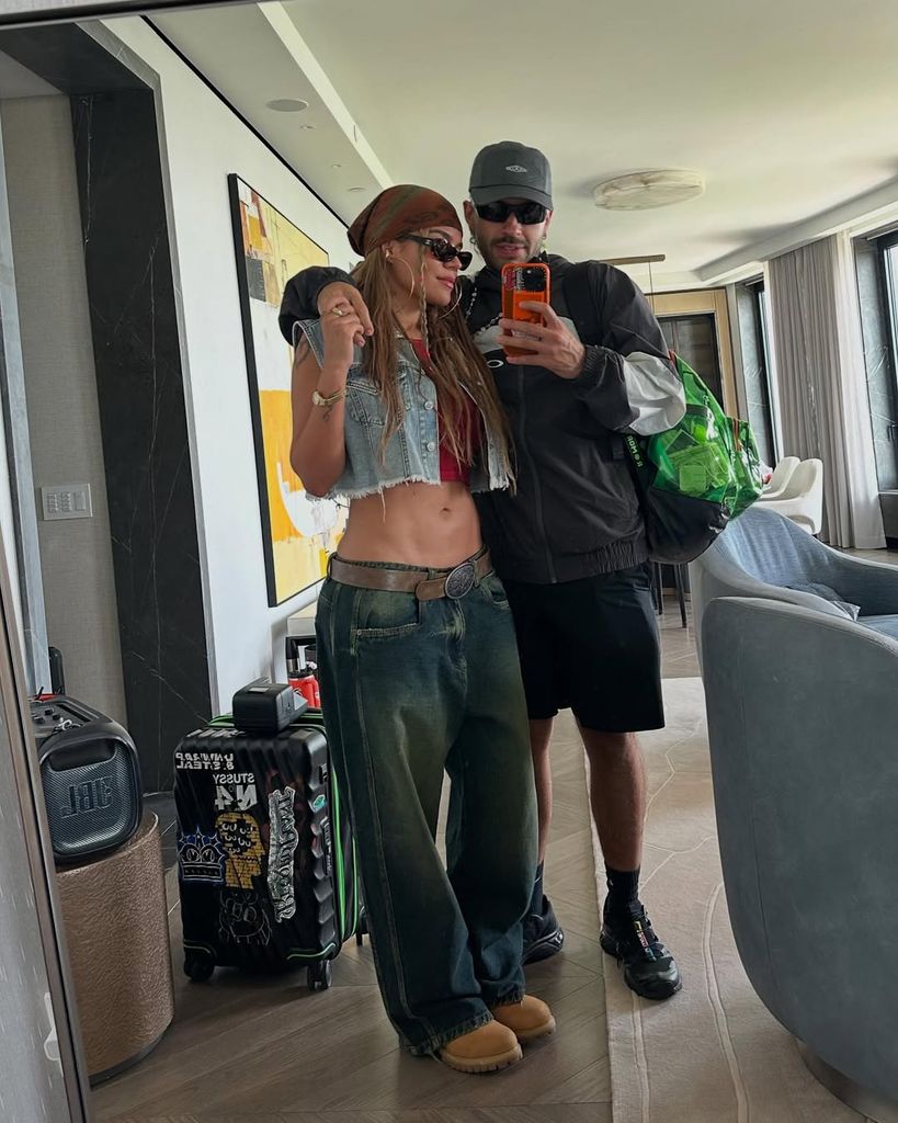santiii737359's tweet photo. 🚨
Tal como se había rumoreado, Karol G fue quien puso fin a su relación de casi cuatro años con el cantante colombiano Feid, después de que él la dejara plantada en la sala de espera del aeropuerto para irse con sus amigos a Tokio. El motivo del viaje era el cumpleaños de feid. https://t.co/iCDxX7WTbJ