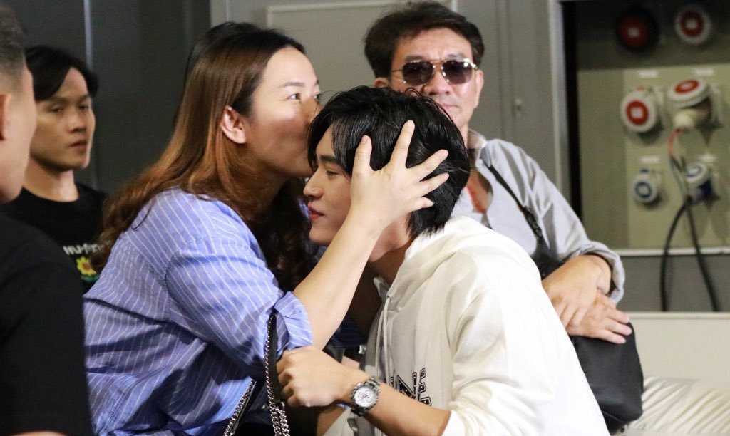 mishmis53464591's tweet photo. Family affairs 😄. GF maybe a work partnership but at the same time a partnership with mutual respect and adoration. If they love each other how can their moms not love them? Supporting their sons all the way!

#GeminiFourth
#Gemini_NT
#Fourthnattawat https://t.co/xIRapZHCZZ