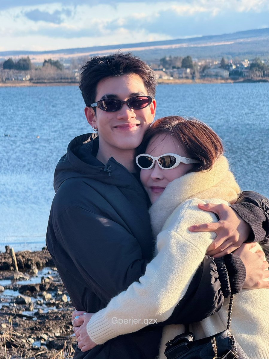 mishmis53464591's tweet photo. Family affairs 😄. GF maybe a work partnership but at the same time a partnership with mutual respect and adoration. If they love each other how can their moms not love them? Supporting their sons all the way!

#GeminiFourth
#Gemini_NT
#Fourthnattawat https://t.co/xIRapZHCZZ
