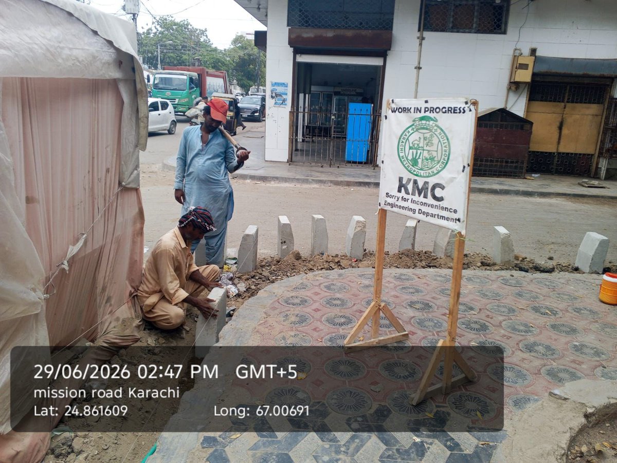 KmcPakistan's tweet photo. Another step toward a better Karachi.

The restoration and beautification of Mission Road are now underway.

Alongside infrastructure upgrades, efforts to enhance the city’s aesthetics are progressing at full pace.

On the directives of Mayor @murtazawahab1 , restoration and beautification work continues swiftly across the city.