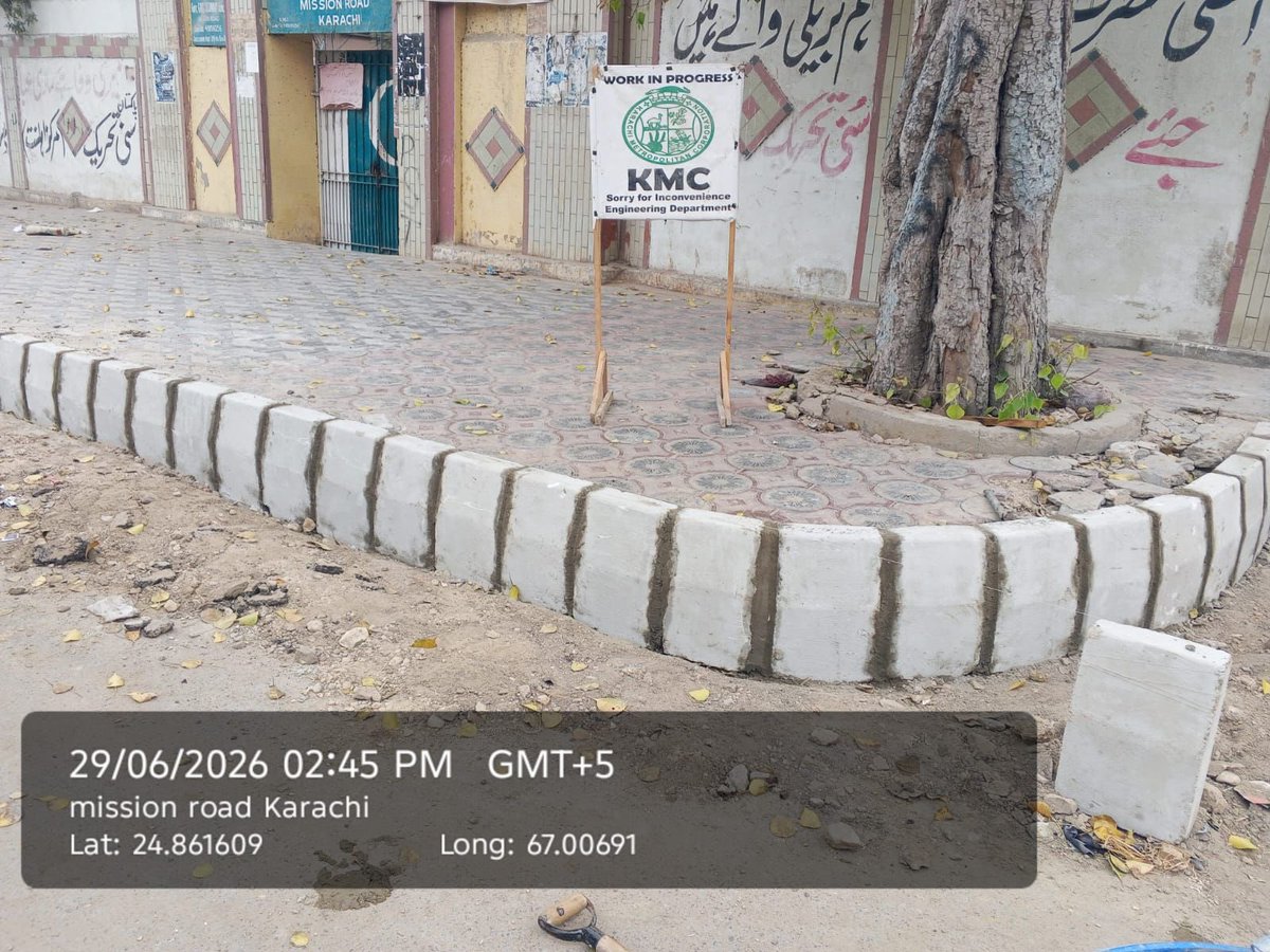 KmcPakistan's tweet photo. Another step toward a better Karachi.

The restoration and beautification of Mission Road are now underway.

Alongside infrastructure upgrades, efforts to enhance the city’s aesthetics are progressing at full pace.

On the directives of Mayor @murtazawahab1 , restoration and beautification work continues swiftly across the city.