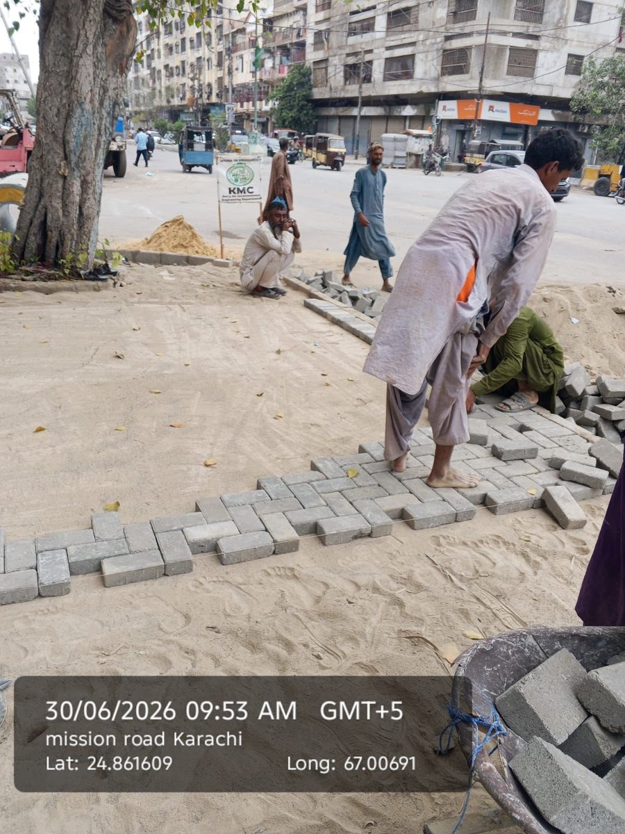 KmcPakistan's tweet photo. Another step toward a better Karachi.

The restoration and beautification of Mission Road are now underway.

Alongside infrastructure upgrades, efforts to enhance the city’s aesthetics are progressing at full pace.

On the directives of Mayor @murtazawahab1 , restoration and beautification work continues swiftly across the city.