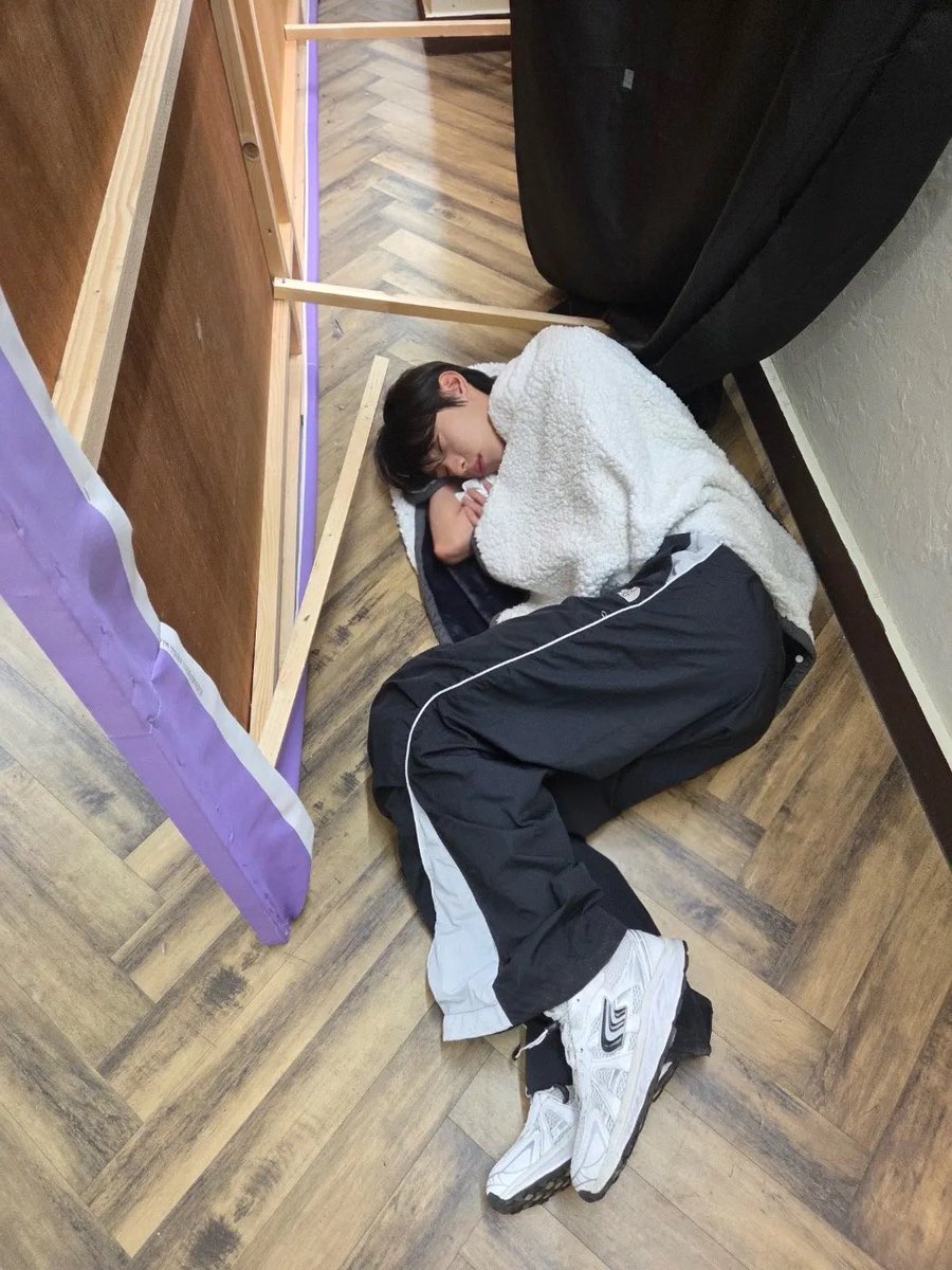 myliyuyu's tweet photo. 어디서든 잘 눕는 남자 https://t.co/kLEJROrnIS