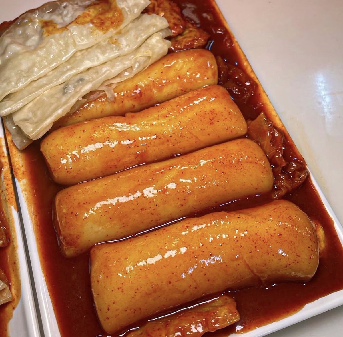 amuguunaa's tweet photo. 대구는 유명한 미식의 도시임

내가 알기로는 푸딩빙수도 원조, 
엽떡 원조도 대구던데 대구사람들부럽다

📌카페 루시드
📌중앙떡볶이 (사진 출처: fooseidon_) https://t.co/VzqBb6TUkZ