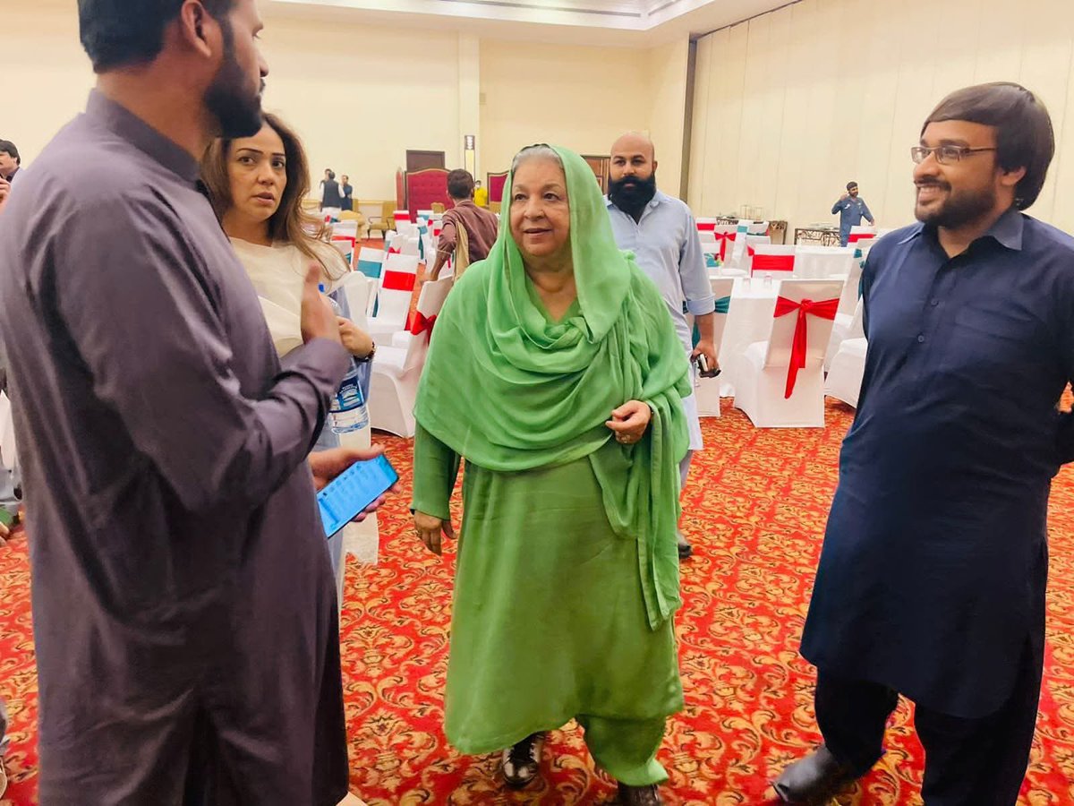 ISFUmairShaukat's tweet photo. اللہ آئرن لیڈی ڈاکٹر یاسمین راشد کو صحت کاملہ و عاجلہ عطا فرمائے، آمین۔ https://t.co/JdWK5brHub
