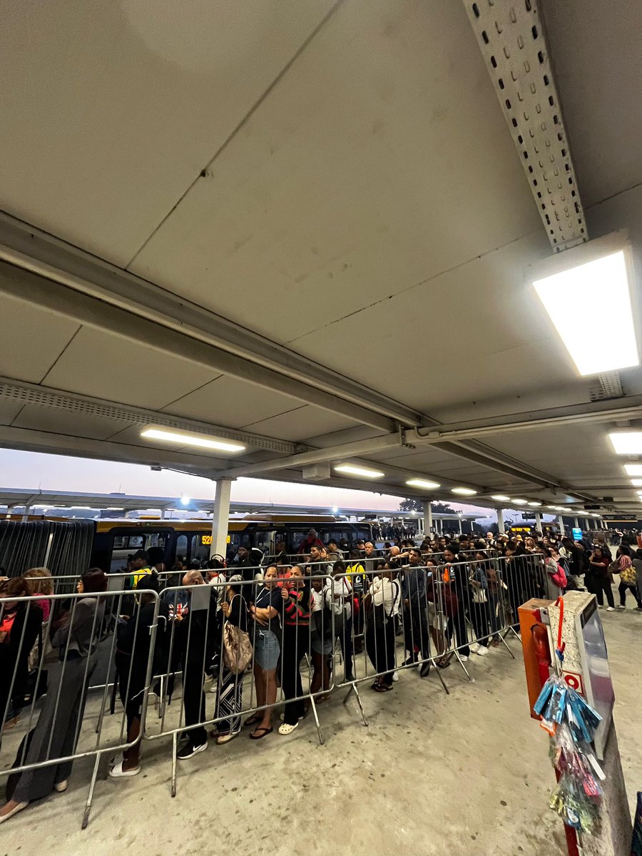 tarifazerorj's tweet photo. 🚨AO VIVO: Passageiros enfrentam longas filas no Terminal Deodoro! https://t.co/rgRE47GIHc