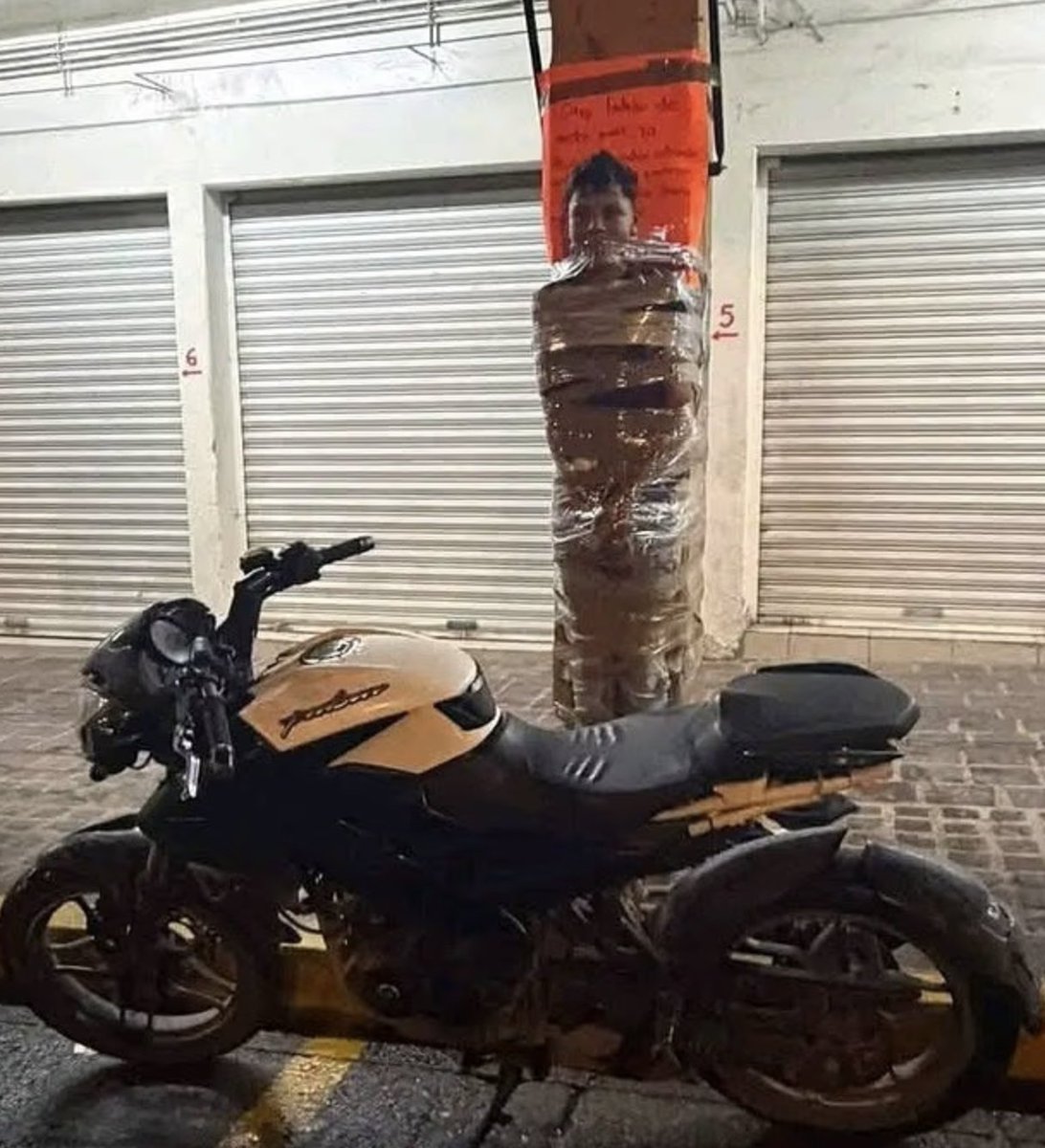 CerfiaFR's tweet photo. 🇲🇽🦇🏍️ INSOLITE | Un mystérieux justicier, surnommé le « Batman de Jalisco », traque depuis plusieurs semaines de présumés voleurs de motos au Mexique.

Au moins cinq hommes ont été retrouvés ligotés à des lampadaires avec du ruban adhésif, la bouche scotchée, le mot « ratero » (« voleur ») inscrit sur le front et des pancartes détaillant les vols qui leur sont reprochés. Dans certains cas, les motos présumées volées étaient exposées à leurs côtés.

Les autorités ont ouvert une enquête mais rappellent que, malgré les soupçons de vol, ces hommes sont juridiquement considérés comme des victimes d'enlèvement et de violences. (Daily Mail)