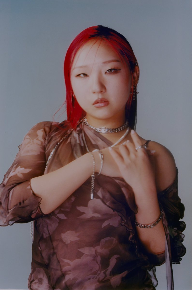 Diesel_Japan's tweet photo. Wear It Your Way: Bold but Refined DIESEL Jewelry
━━━━━━━━━━━
チェーンや「D」ロゴを用いた DIESEL のジュエリーは、身につけることで不思議と内側の意志を引き出してくれます。一見無骨に見えるジュエリーと、透け感のあるドレスや淡いピンクベースのスタイリングのアンバランスさが魅力を一層際立たせます。ルールに縛られない自由なスタイルをあなたらしくつくって、まとってみませんか。

▼The Fashion Postの記事はこちら
https://t.co/u6X1i3uXNZ

▼着用アイテムはこちら
https://t.co/KNNfSv7WVv

#HANA #YURI #CHIKA #DIESEL